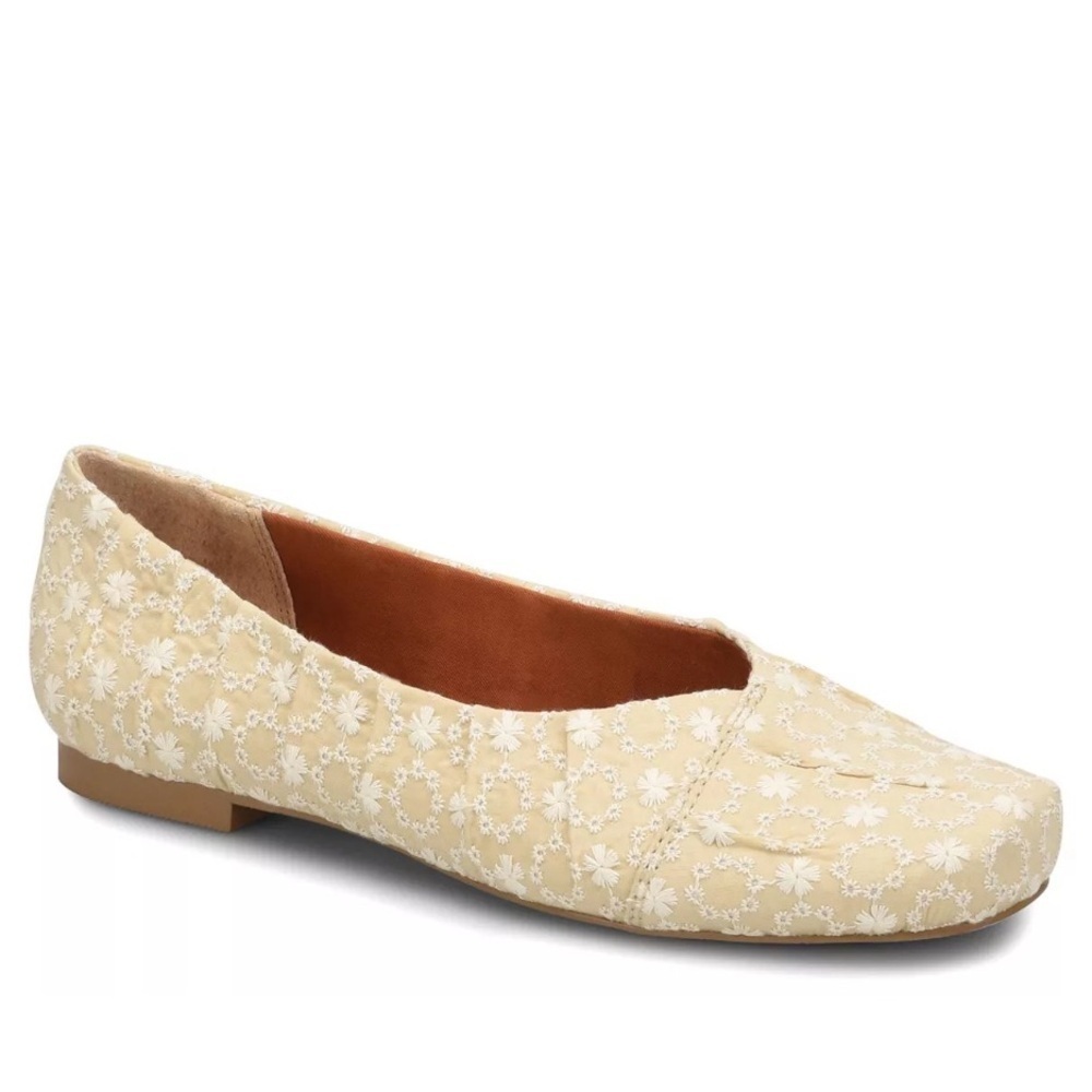 Korks Palmer Cream Eyelet Ballet Flat NWOT Size 7
